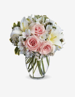 Arreglo de Lirios Orientales y Rosas en Florero de Cristal – Susurros de Luz