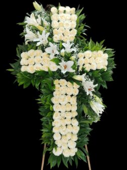 cruz funebre cdmx de rosas blancas y liliums sobre pedestal